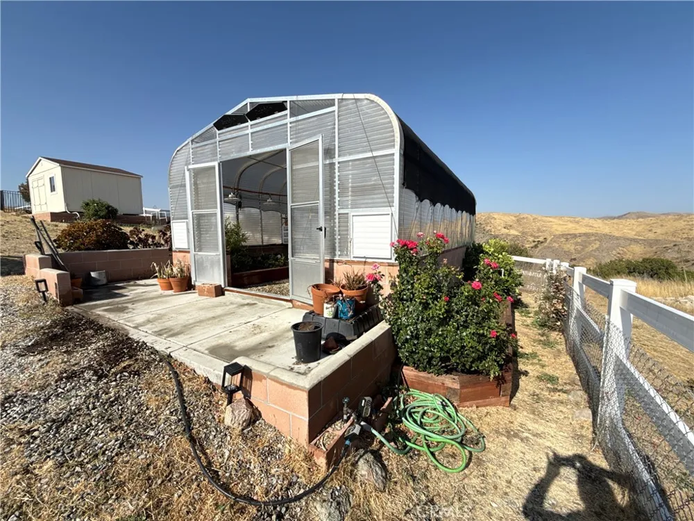 32080 Avenida Donari Agua Dulce, CA 91390