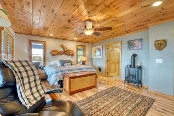 628 Madison Lane Brasstown, NC 28902