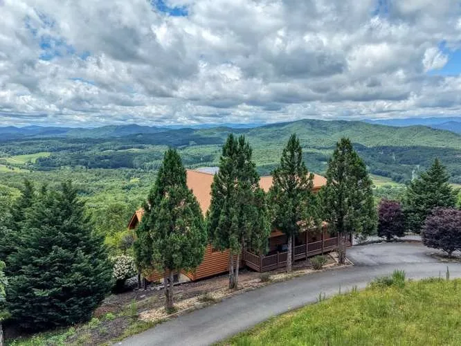 628 Madison Lane Brasstown, NC 28902