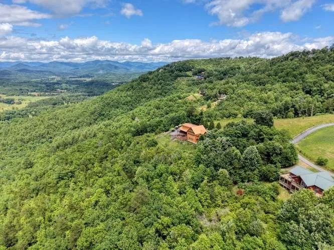 628 Madison Lane Brasstown, NC 28902