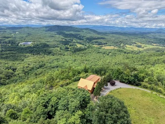 628 Madison Lane Brasstown, NC 28902