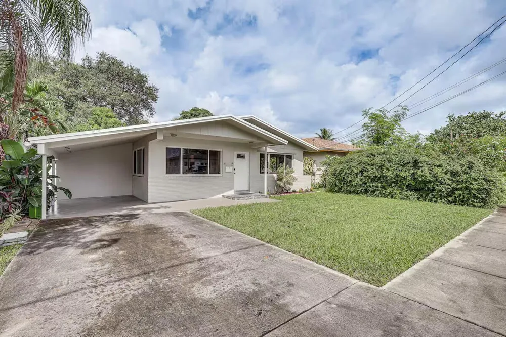 124 SW 2nd Avenue Hallandale Beach, FL 33009