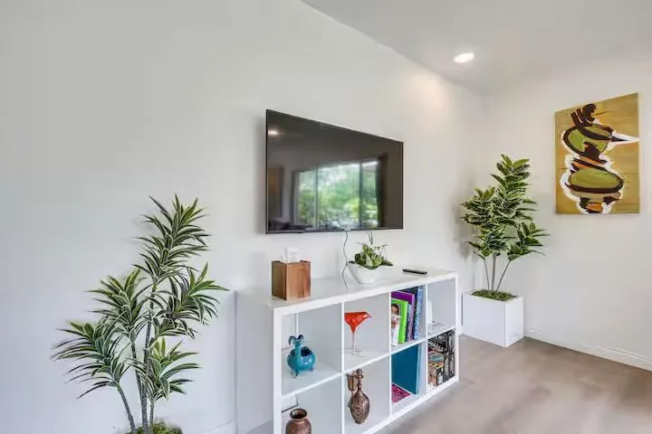 124 SW 2nd Avenue Hallandale Beach, FL 33009