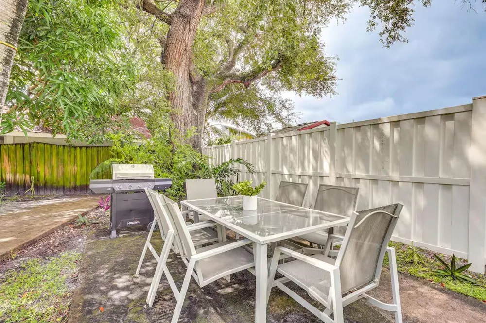 124 SW 2nd Avenue Hallandale Beach, FL 33009