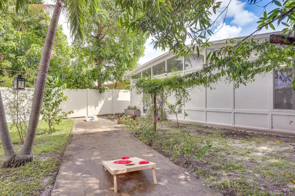 124 SW 2nd Avenue Hallandale Beach, FL 33009