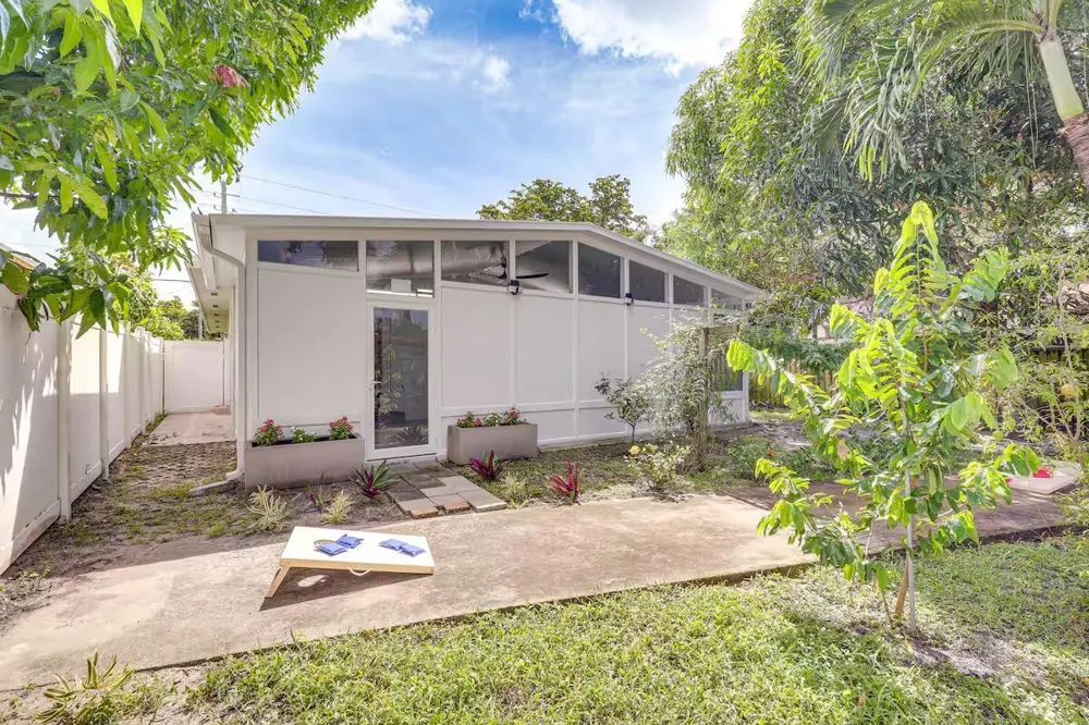 124 SW 2nd Avenue Hallandale Beach, FL 33009