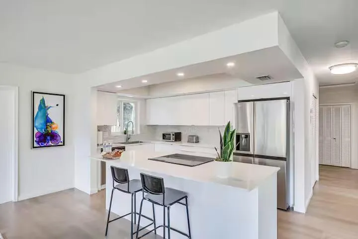 124 SW 2nd Avenue Hallandale Beach, FL 33009