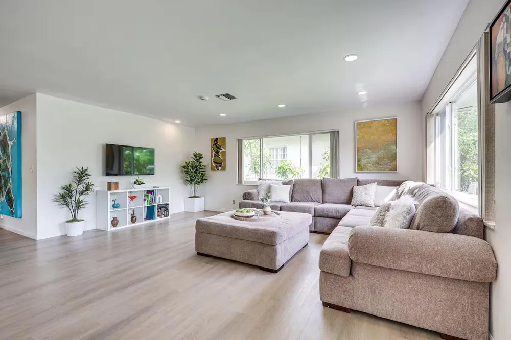 124 SW 2nd Avenue Hallandale Beach, FL 33009