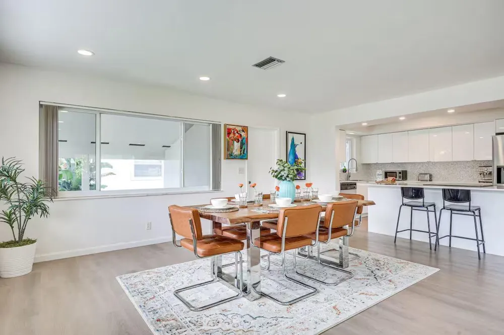 124 SW 2nd Avenue Hallandale Beach, FL 33009
