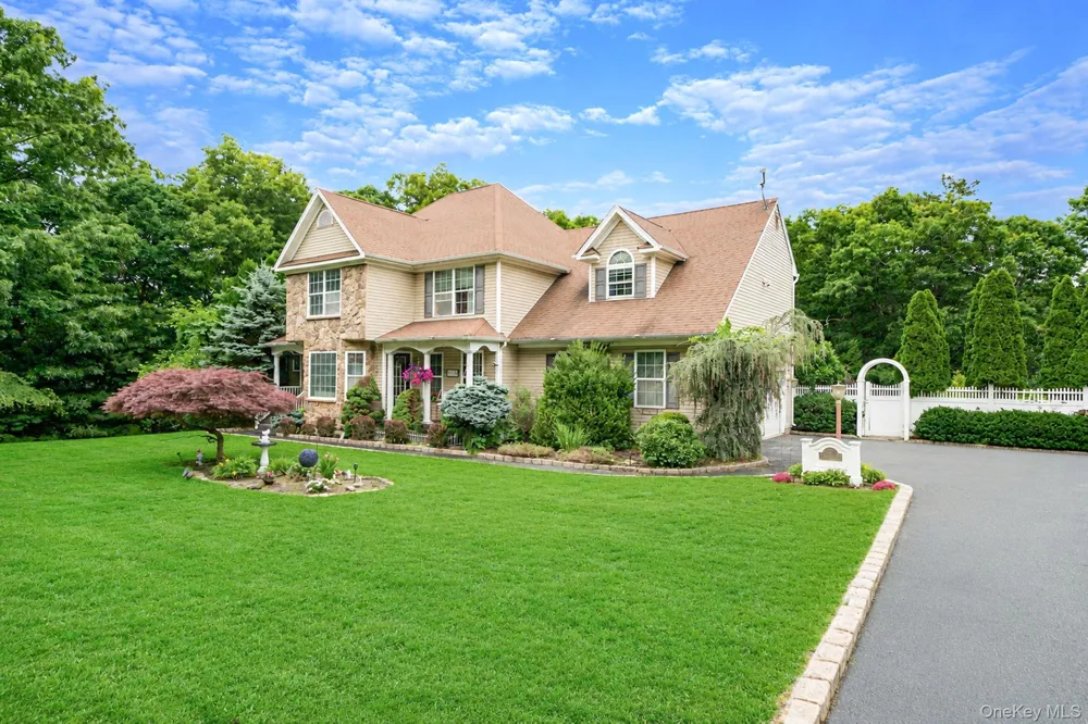 17 Holmes Avenue Eastport, NY 11941