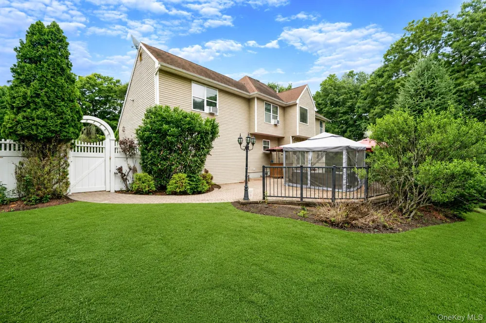 17 Holmes Avenue Eastport, NY 11941