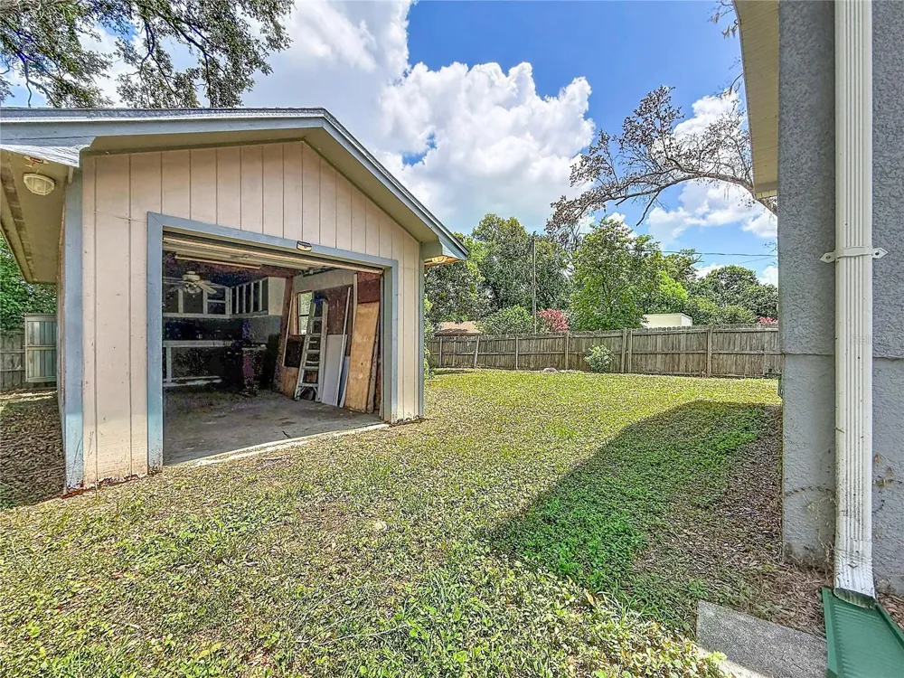 1926 MEADOWRIDGE DRIVE Valrico, FL 33596