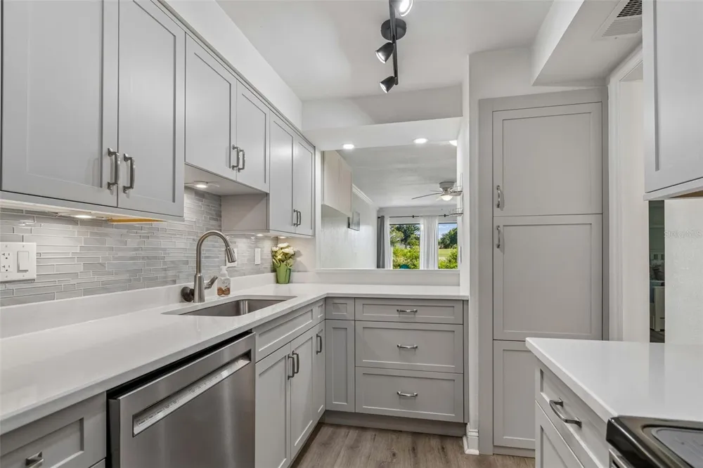 2117 LAKEWOOD CLUB DRIVE S #7-N St Petersburg, FL 33712