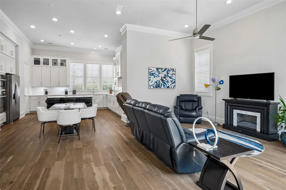 14999 Oak Street Addison, TX 75001
