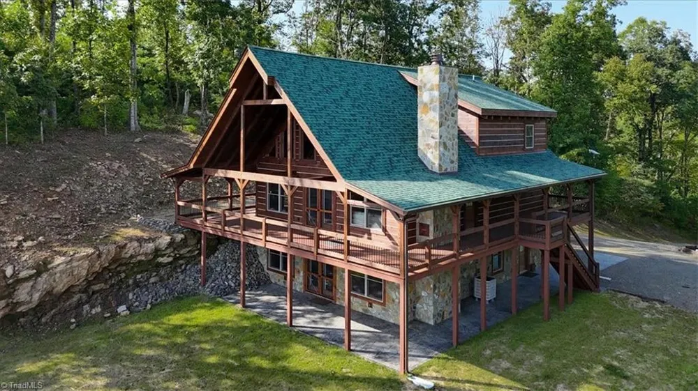 152 Hawk Pointe Ararat, VA 24053