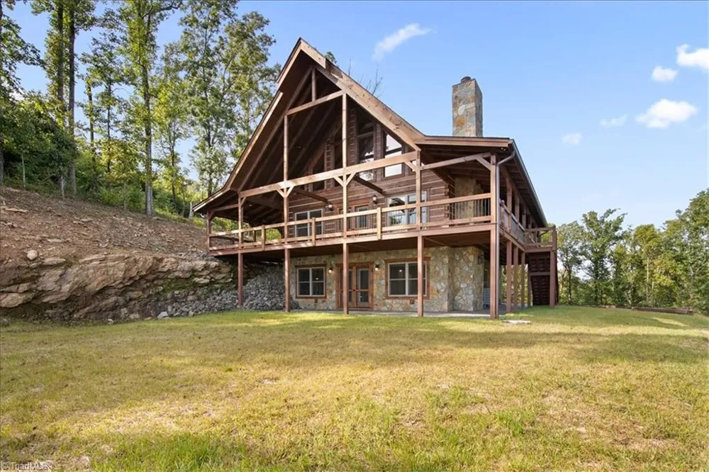 152 Hawk Pointe Ararat, VA 24053