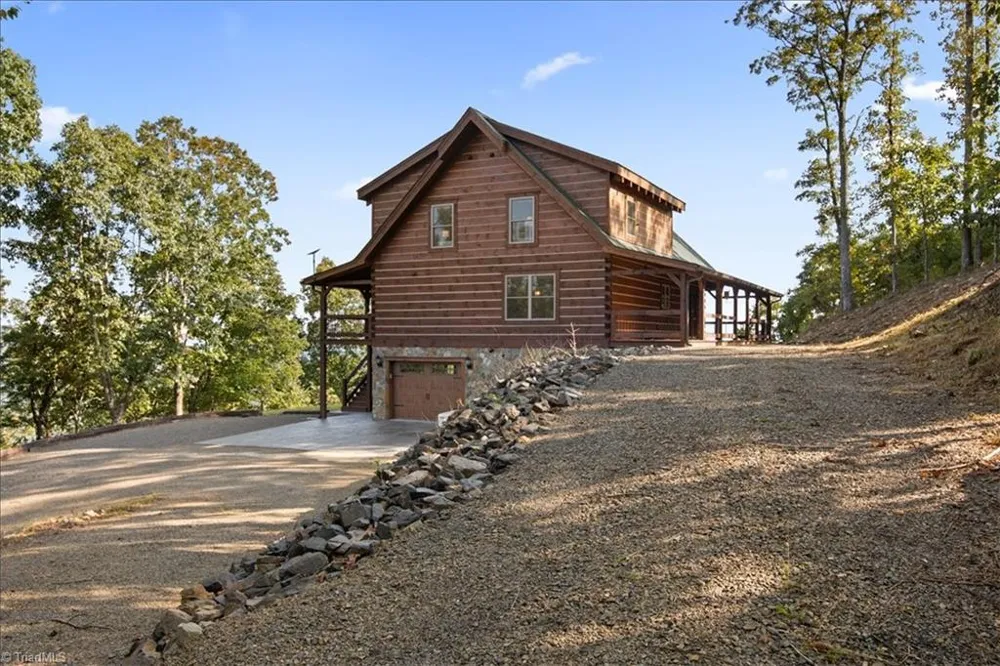 152 Hawk Pointe Ararat, VA 24053
