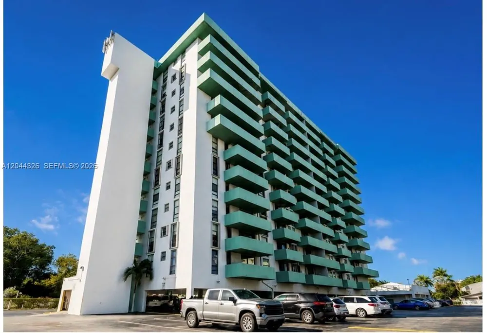 1825 W 44th Pl #806 Hialeah, FL 33012