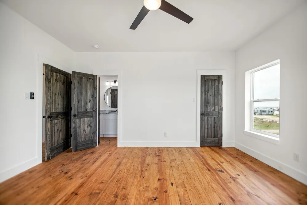 809 W Taylor Avenue Port O Connor, TX 77982