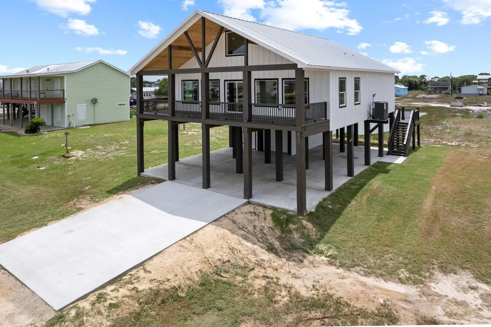 809 W Taylor Avenue Port O Connor, TX 77982