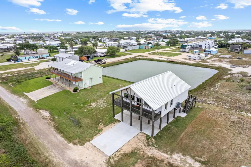 809 W Taylor Avenue Port O Connor, TX 77982