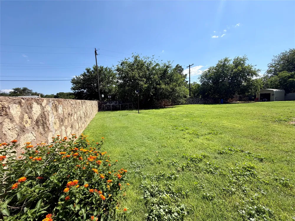 901 W Third Street Quanah, TX 79252
