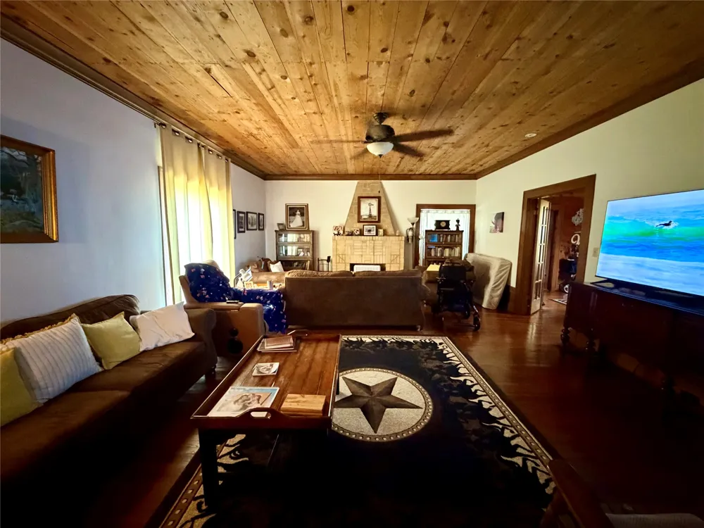 901 W Third Street Quanah, TX 79252