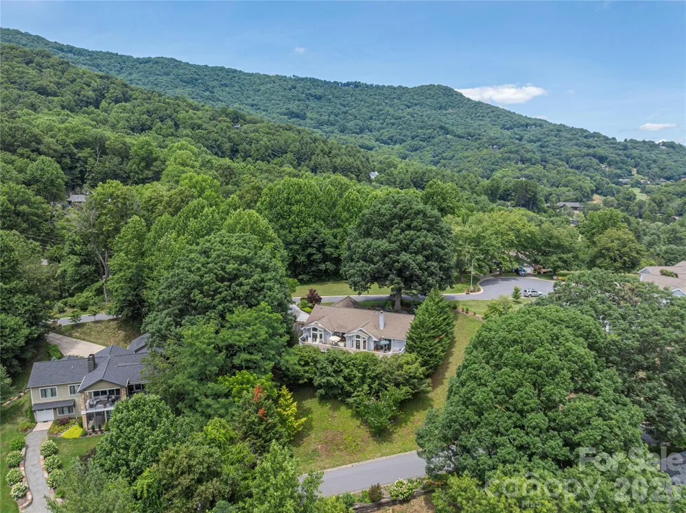 94 Oakcrest Lane Waynesville, NC 28786