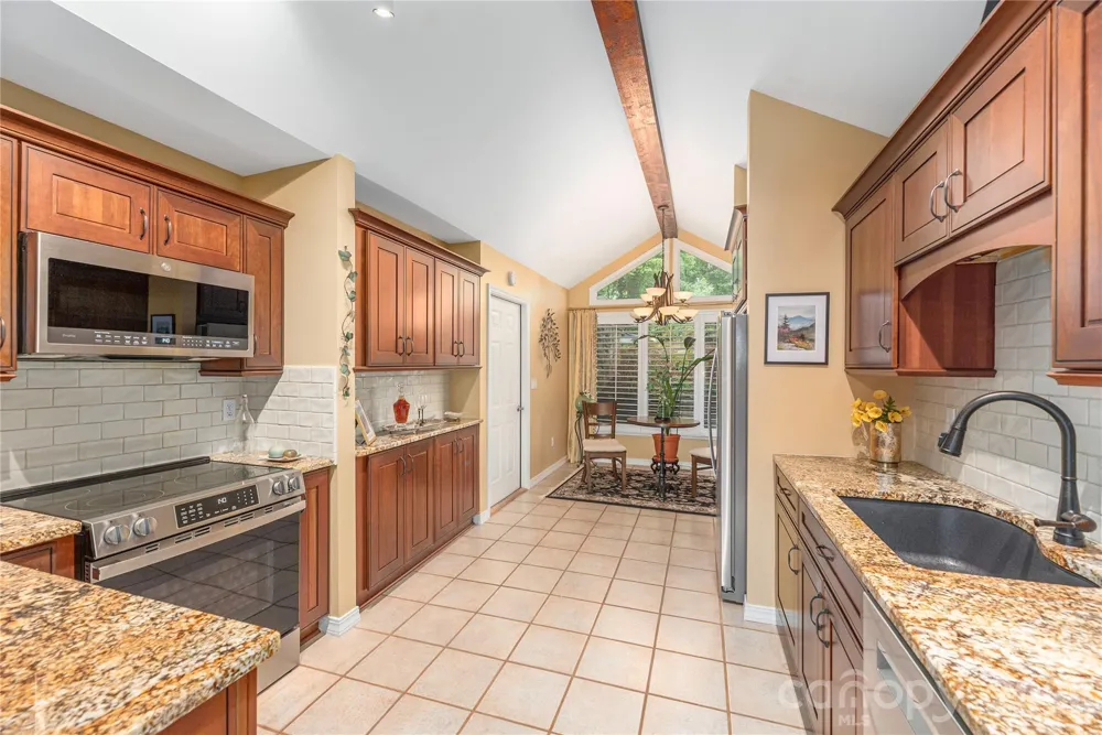 94 Oakcrest Lane Waynesville, NC 28786