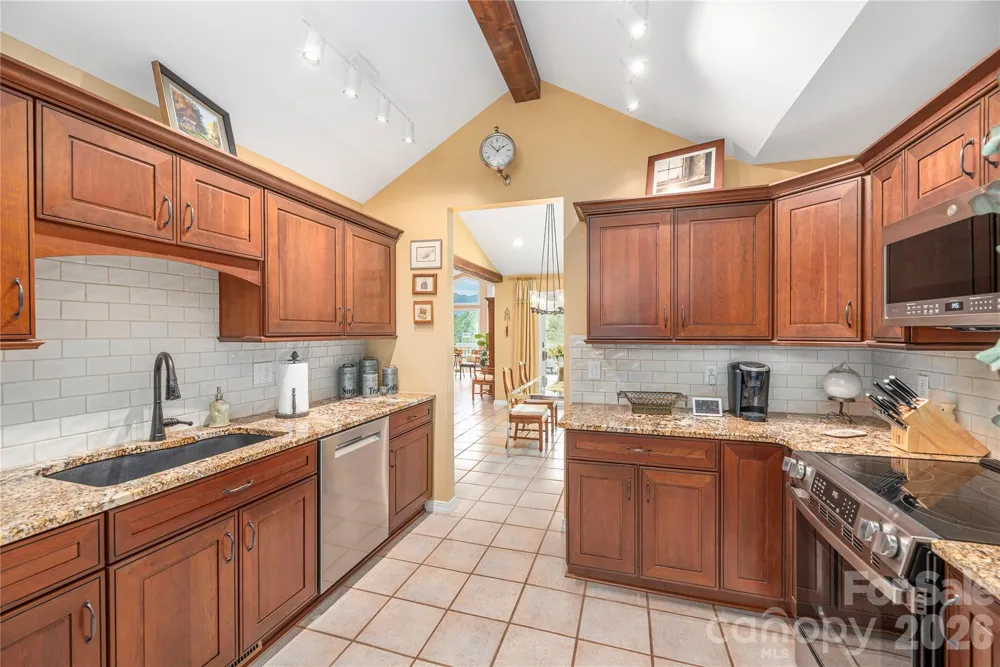 94 Oakcrest Lane Waynesville, NC 28786