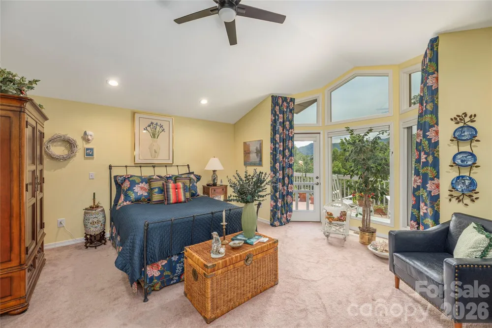 94 Oakcrest Lane Waynesville, NC 28786
