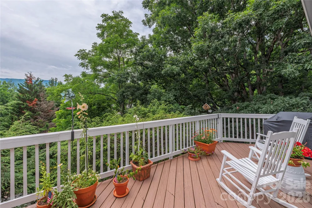 94 Oakcrest Lane Waynesville, NC 28786