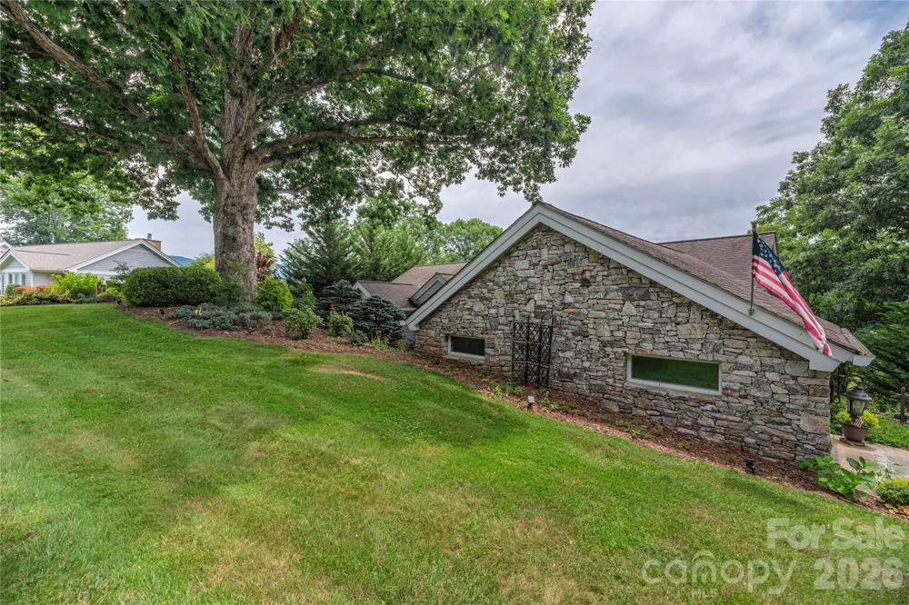 94 Oakcrest Lane Waynesville, NC 28786