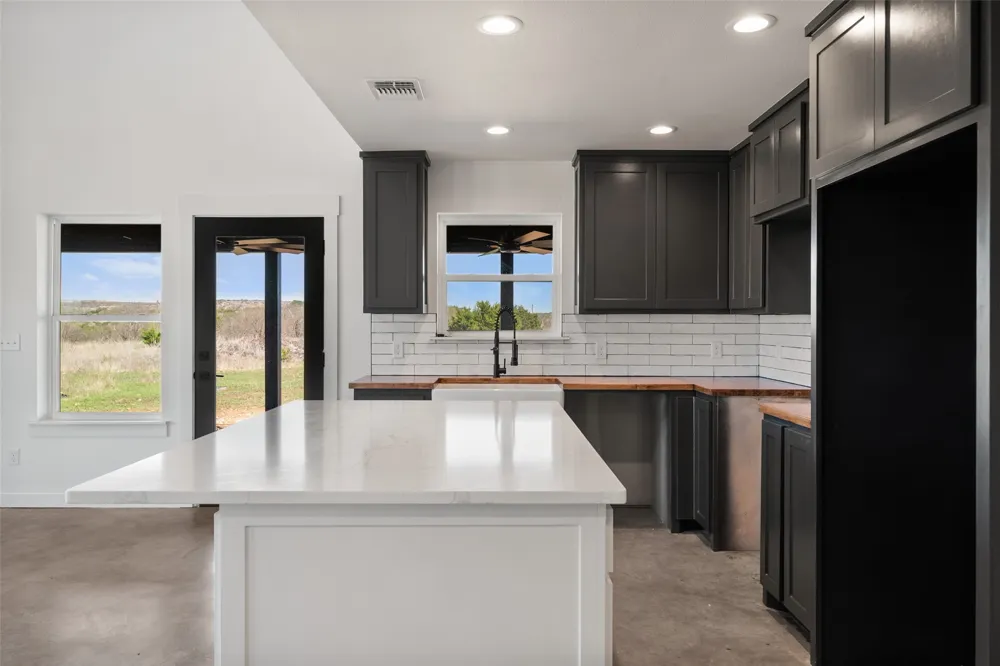 1053 Bluff Creek Drive Strawn, TX 76475