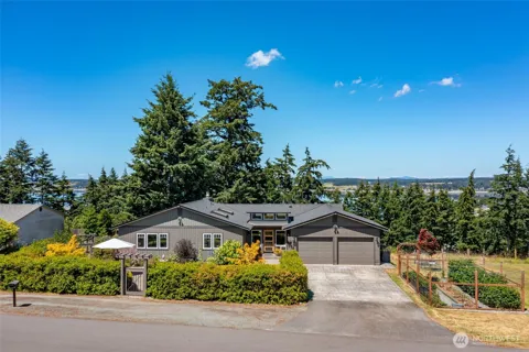 1045 NE Summit Loop