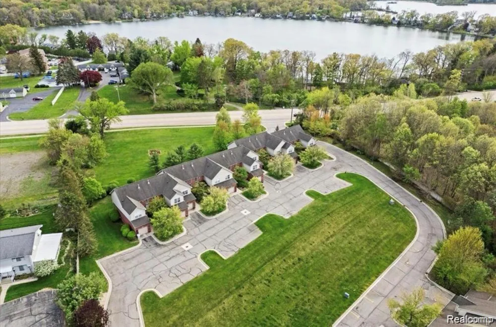5953 High Point Court #29 Brighton Township, MI 48116