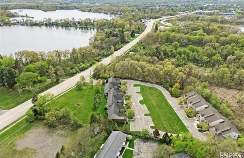 5953 High Point Court #29 Brighton Township, MI 48116