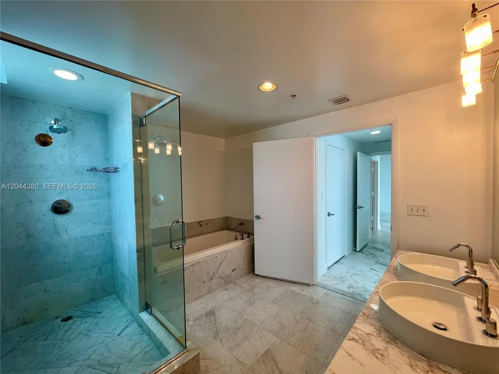 253 NE 2nd St #2409 Miami, FL 33132