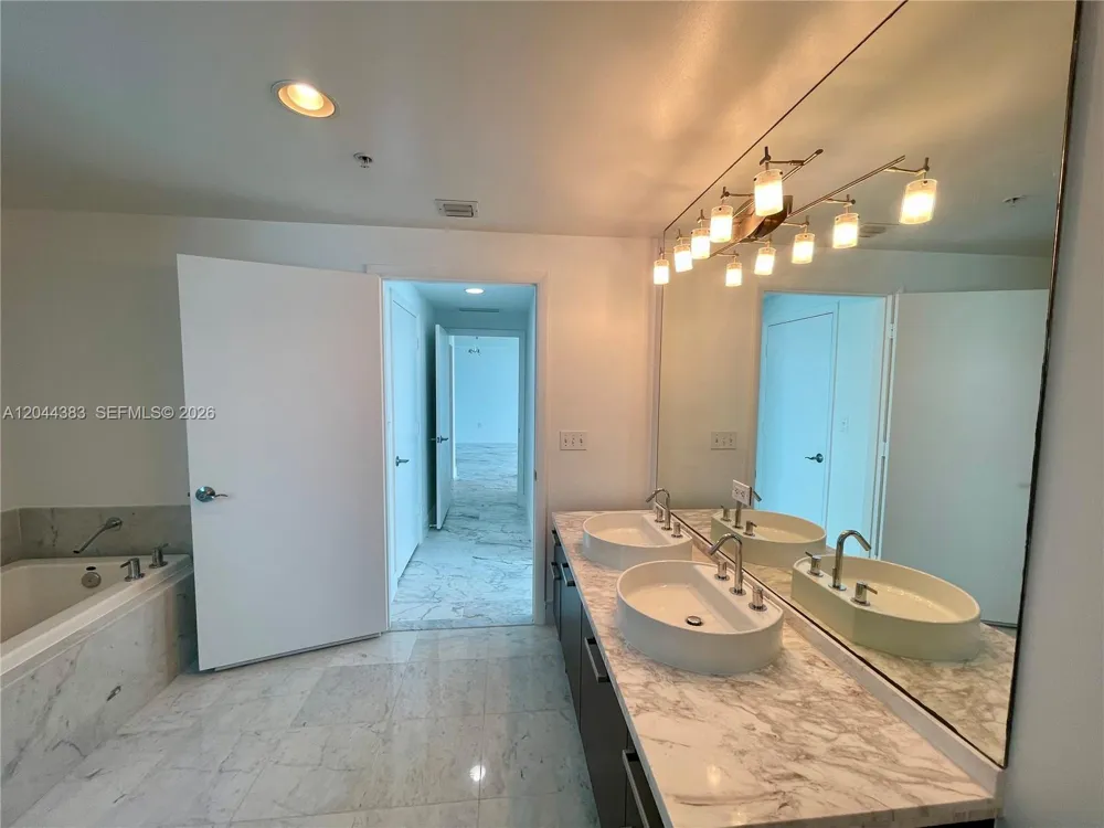 253 NE 2nd St #2409 Miami, FL 33132