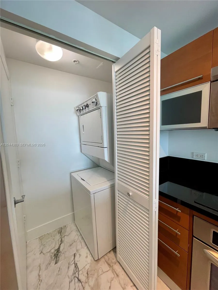 253 NE 2nd St #2409 Miami, FL 33132