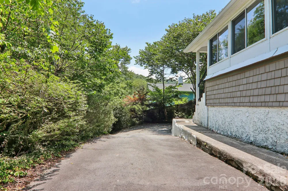 23 Tuskeegee Street Asheville, NC 28801