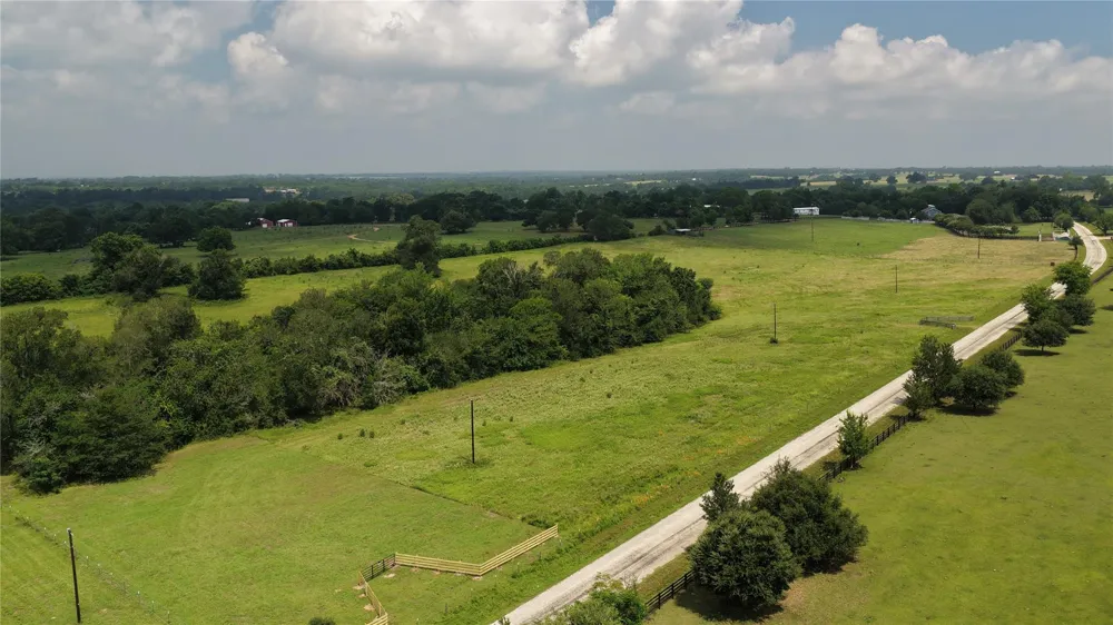 4 Brown College Lane Washington, TX 77880