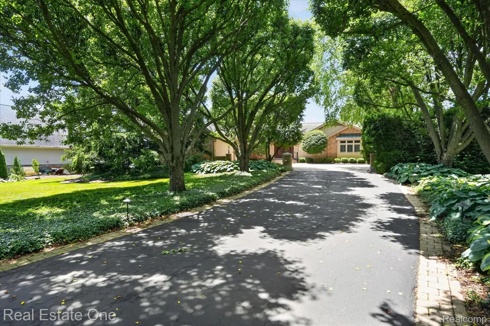 5161 Ledgewood Drive Commerce Charter Township, MI 48382