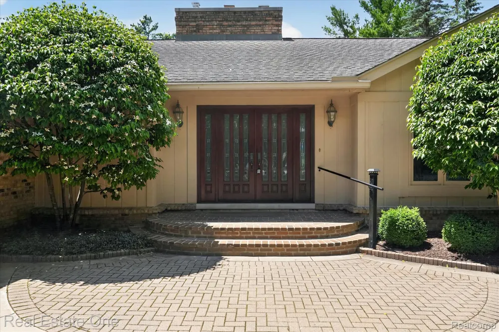 5161 Ledgewood Drive Commerce Charter Township, MI 48382