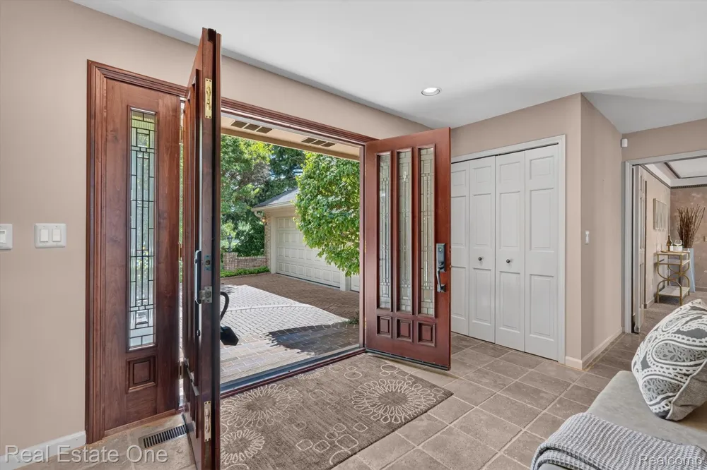 5161 Ledgewood Drive Commerce Charter Township, MI 48382