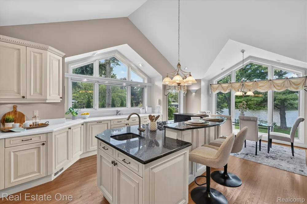 5161 Ledgewood Drive Commerce Charter Township, MI 48382