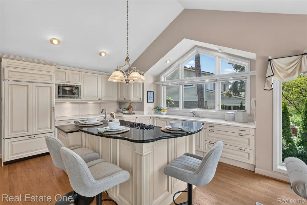 5161 Ledgewood Drive Commerce Charter Township, MI 48382