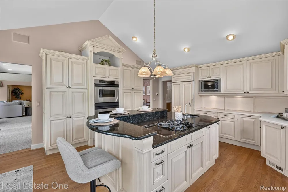 5161 Ledgewood Drive Commerce Charter Township, MI 48382