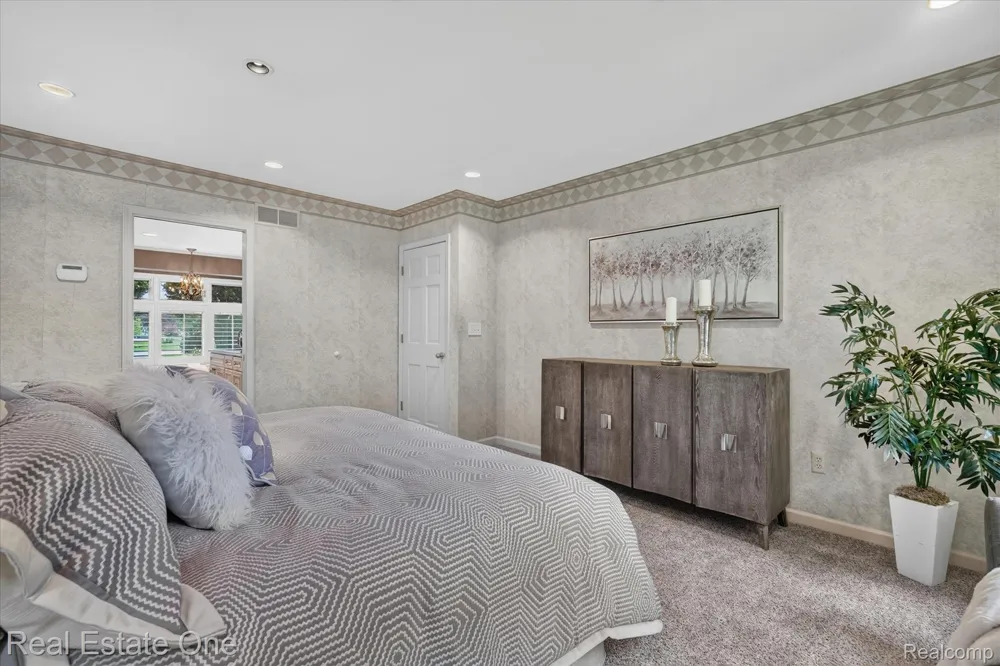 5161 Ledgewood Drive Commerce Charter Township, MI 48382