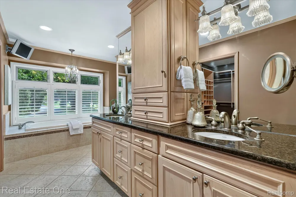 5161 Ledgewood Drive Commerce Charter Township, MI 48382